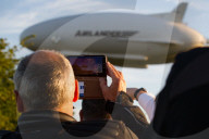 FEATURE - Das Luftschiff 'Airlander 10' fliegt über Bedfordshire