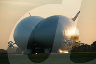 FEATURE - Das Luftschiff 'Airlander 10' fliegt über Bedfordshire