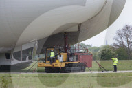 FEATURE - Das Luftschiff 'Airlander 10' fliegt über Bedfordshire