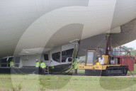 FEATURE - Das Luftschiff 'Airlander 10' fliegt über Bedfordshire