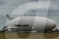 FEATURE - Das Luftschiff 'Airlander 10' fliegt über Bedfordshire