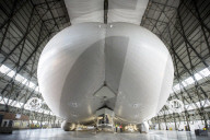 FEATURE - Das Luftschiff 'Airlander 10' fliegt über Bedfordshire