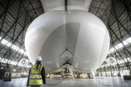 FEATURE - Das Luftschiff 'Airlander 10' fliegt über Bedfordshire