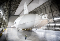 FEATURE - Das Luftschiff 'Airlander 10' fliegt über Bedfordshire