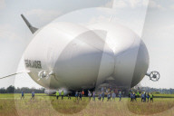 FEATURE - Das Luftschiff 'Airlander 10' fliegt über Bedfordshire