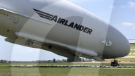 FEATURE - Das Luftschiff 'Airlander 10' fliegt über Bedfordshire