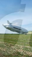 FEATURE - Das Luftschiff 'Airlander 10' fliegt über Bedfordshire