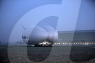 FEATURE - Das Luftschiff 'Airlander 10' fliegt über Bedfordshire