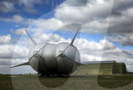 FEATURE - Das Luftschiff 'Airlander 10' fliegt über Bedfordshire
