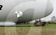 FEATURE - Das Luftschiff 'Airlander 10' fliegt über Bedfordshire