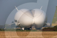 FEATURE - Das Luftschiff 'Airlander 10' fliegt über Bedfordshire