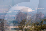 FEATURE - Das Luftschiff 'Airlander 10' fliegt über Bedfordshire