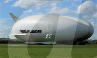 FEATURE - Das Luftschiff 'Airlander 10' fliegt über Bedfordshire