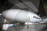 FEATURE - Das Luftschiff 'Airlander 10' fliegt über Bedfordshire