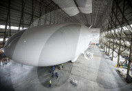 FEATURE - Das Luftschiff 'Airlander 10' fliegt über Bedfordshire