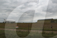 FEATURE - Das Luftschiff 'Airlander 10' fliegt über Bedfordshire
