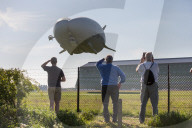 FEATURE - Das Luftschiff 'Airlander 10' fliegt über Bedfordshire