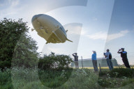 FEATURE - Das Luftschiff 'Airlander 10' fliegt über Bedfordshire