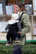 PEOPLE - Jools Oliver mit Baby River Rocket unterwegs in London