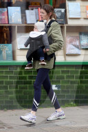 PEOPLE - Jools Oliver mit Baby River Rocket unterwegs in London