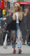 PEOPLE - Lottie Moss mit ihrer Mutter Inger auf Shoppingtour in London