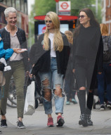 PEOPLE - Lottie Moss mit ihrer Mutter Inger auf Shoppingtour in London