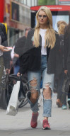 PEOPLE - Lottie Moss mit ihrer Mutter Inger auf Shoppingtour in London