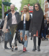 PEOPLE - Lottie Moss mit ihrer Mutter Inger auf Shoppingtour in London
