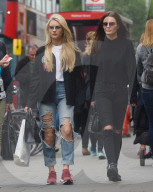PEOPLE - Lottie Moss mit ihrer Mutter Inger auf Shoppingtour in London