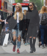 PEOPLE - Lottie Moss mit ihrer Mutter Inger auf Shoppingtour in London
