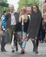 PEOPLE - Lottie Moss mit ihrer Mutter Inger auf Shoppingtour in London