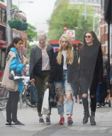 PEOPLE - Lottie Moss mit ihrer Mutter Inger auf Shoppingtour in London