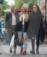 PEOPLE - Lottie Moss mit ihrer Mutter Inger auf Shoppingtour in London