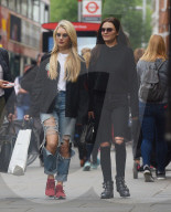 PEOPLE - Lottie Moss mit ihrer Mutter Inger auf Shoppingtour in London