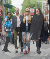 PEOPLE - Lottie Moss mit ihrer Mutter Inger auf Shoppingtour in London