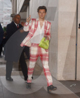 PEOPLE - Harry Styles stylish bei Rradio 1 in London