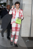 PEOPLE - Harry Styles stylish bei Rradio 1 in London