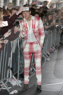PEOPLE - Harry Styles stylish bei Rradio 1 in London