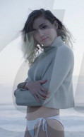 PEOPLE - Miley Cyrus happy mit Verlobungsring in ihrem neuen Music Video 'Malibu'