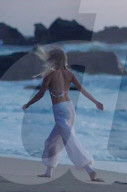 PEOPLE - Miley Cyrus happy mit Verlobungsring in ihrem neuen Music Video 'Malibu'