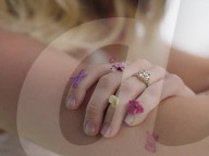 PEOPLE - Miley Cyrus happy mit Verlobungsring in ihrem neuen Music Video 'Malibu'