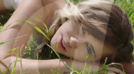 PEOPLE - Miley Cyrus happy mit Verlobungsring in ihrem neuen Music Video 'Malibu'