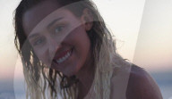 PEOPLE - Miley Cyrus happy mit Verlobungsring in ihrem neuen Music Video 'Malibu'