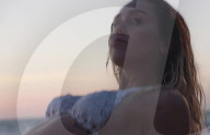 PEOPLE - Miley Cyrus happy mit Verlobungsring in ihrem neuen Music Video 'Malibu'