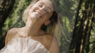 PEOPLE - Miley Cyrus happy mit Verlobungsring in ihrem neuen Music Video 'Malibu'