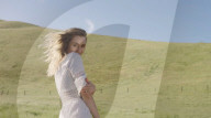 PEOPLE - Miley Cyrus happy mit Verlobungsring in ihrem neuen Music Video 'Malibu'