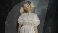 PEOPLE - Miley Cyrus happy mit Verlobungsring in ihrem neuen Music Video 'Malibu'