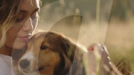PEOPLE - Miley Cyrus happy mit Verlobungsring in ihrem neuen Music Video 'Malibu'