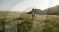 PEOPLE - Miley Cyrus happy mit Verlobungsring in ihrem neuen Music Video 'Malibu'