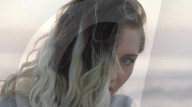 PEOPLE - Miley Cyrus happy mit Verlobungsring in ihrem neuen Music Video 'Malibu'